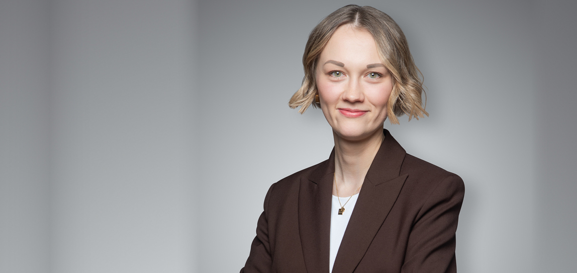 Das Bild zeigt Rechtsanwältin Pauline Meyer